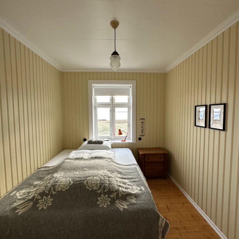 Downstairs single or double bedroom 160cm bed