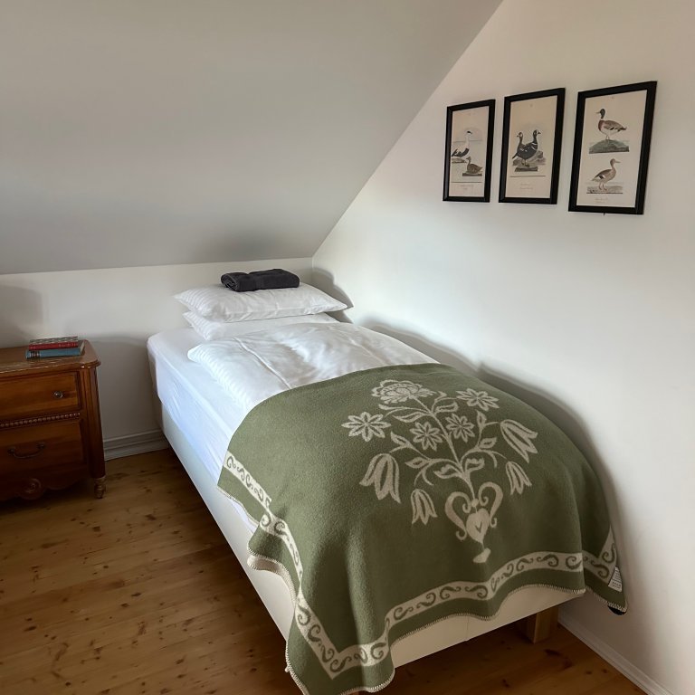 Upstairs twin bedroom 2x 90 cm beds