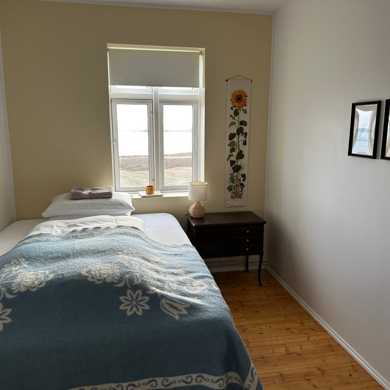 Upstairs single or double bedroom 140cm bed