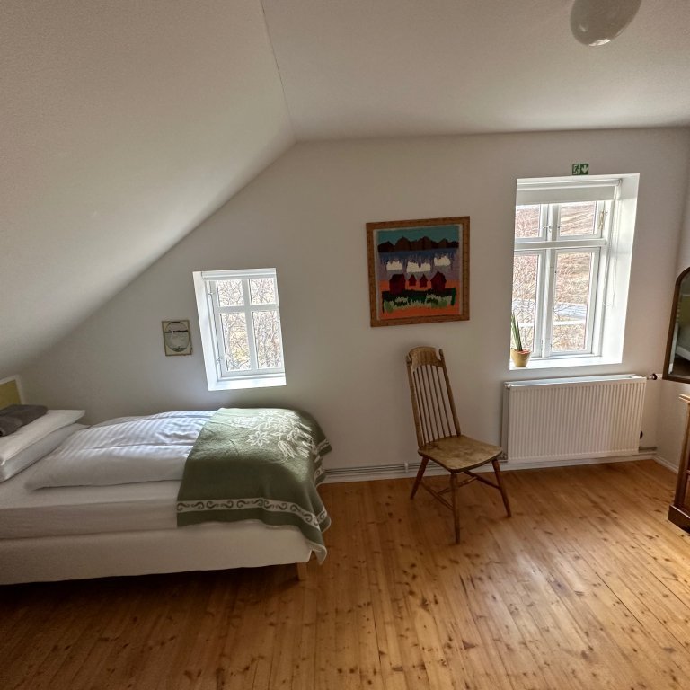 Upstairs double bedroom 2x90 cm beds