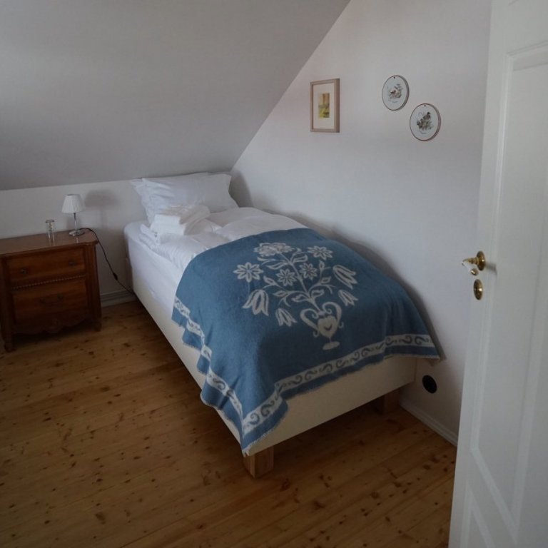Upstairs twin bedroom 2x 90 cm beds