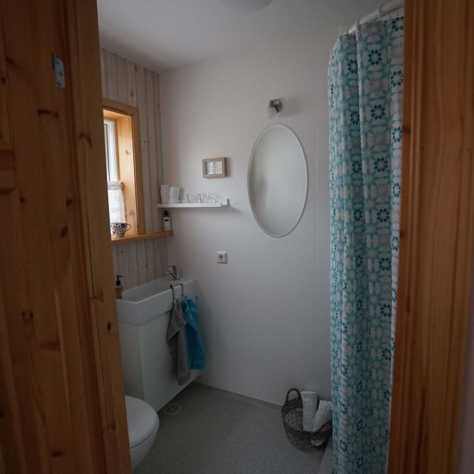 bathrooms with shower in the guest cabins