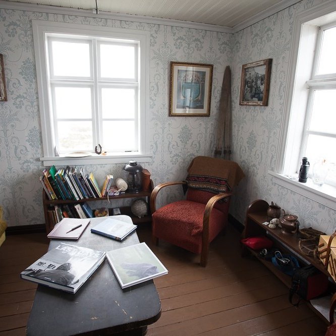 The cozy living room at Kviar lodge